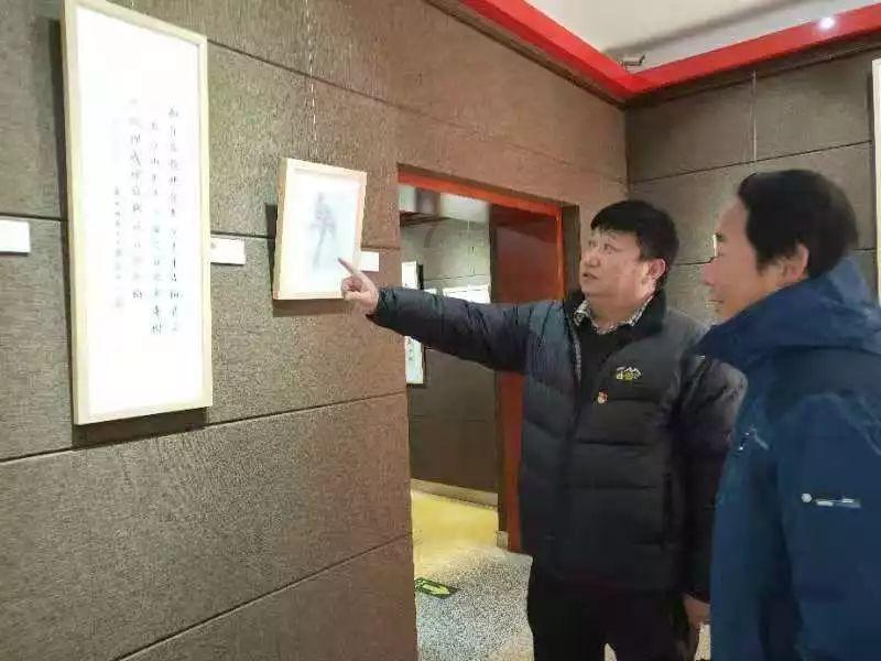 重庆:迎春灯饰点亮夜空,街头巷尾年味渐浓